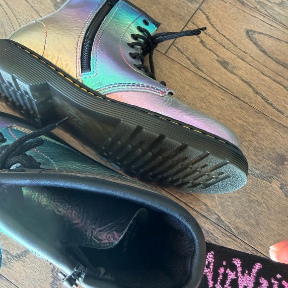 “Rainbow crinkle” Iridescent Lace-Up Big Kids Dr. Martins - Picture 8 of 9